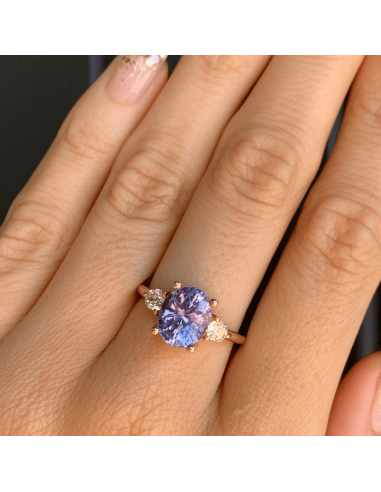 3.68ct Purple Sapphire Three-Stone Ring est présent 